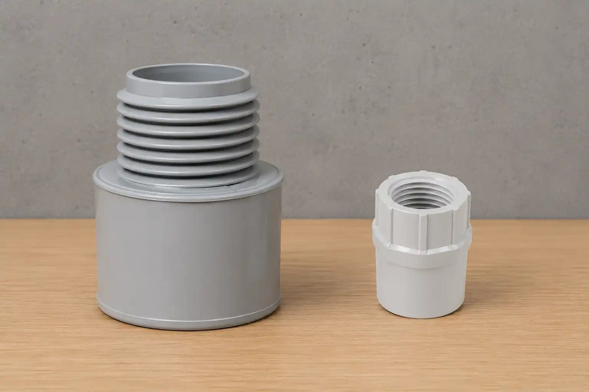 Raccords en PVC gris et blanc pour installations de plomberie