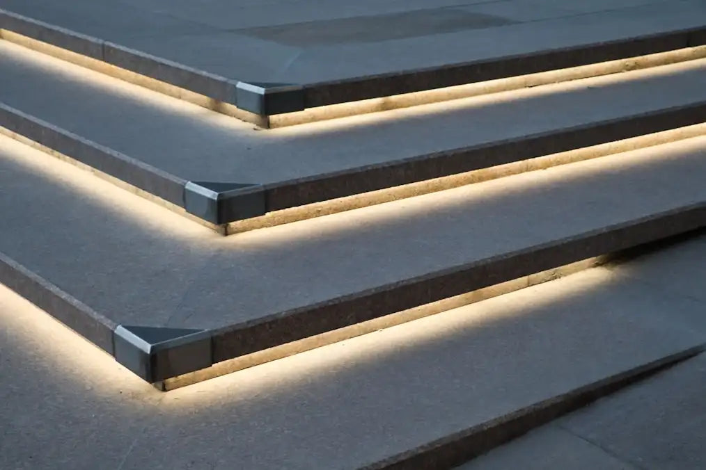 Escalier extérieur moderne en pierre avec éclairage LED intégré chaud sous chaque marche